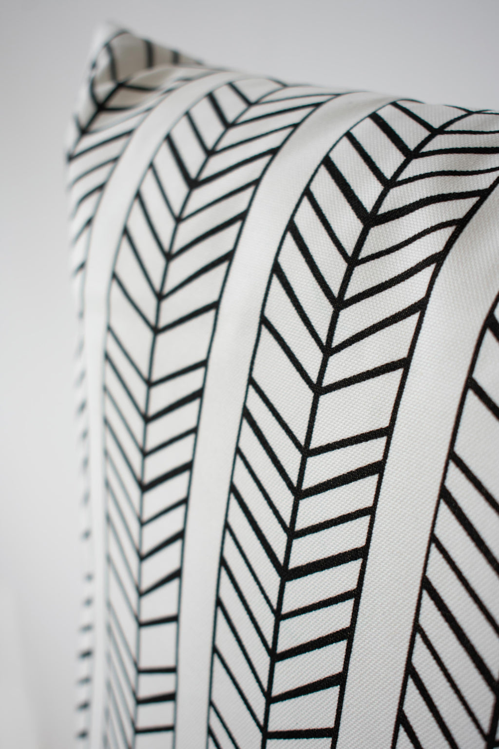 OUTDOOR PILLOW - BLACK AND WHITE 20"