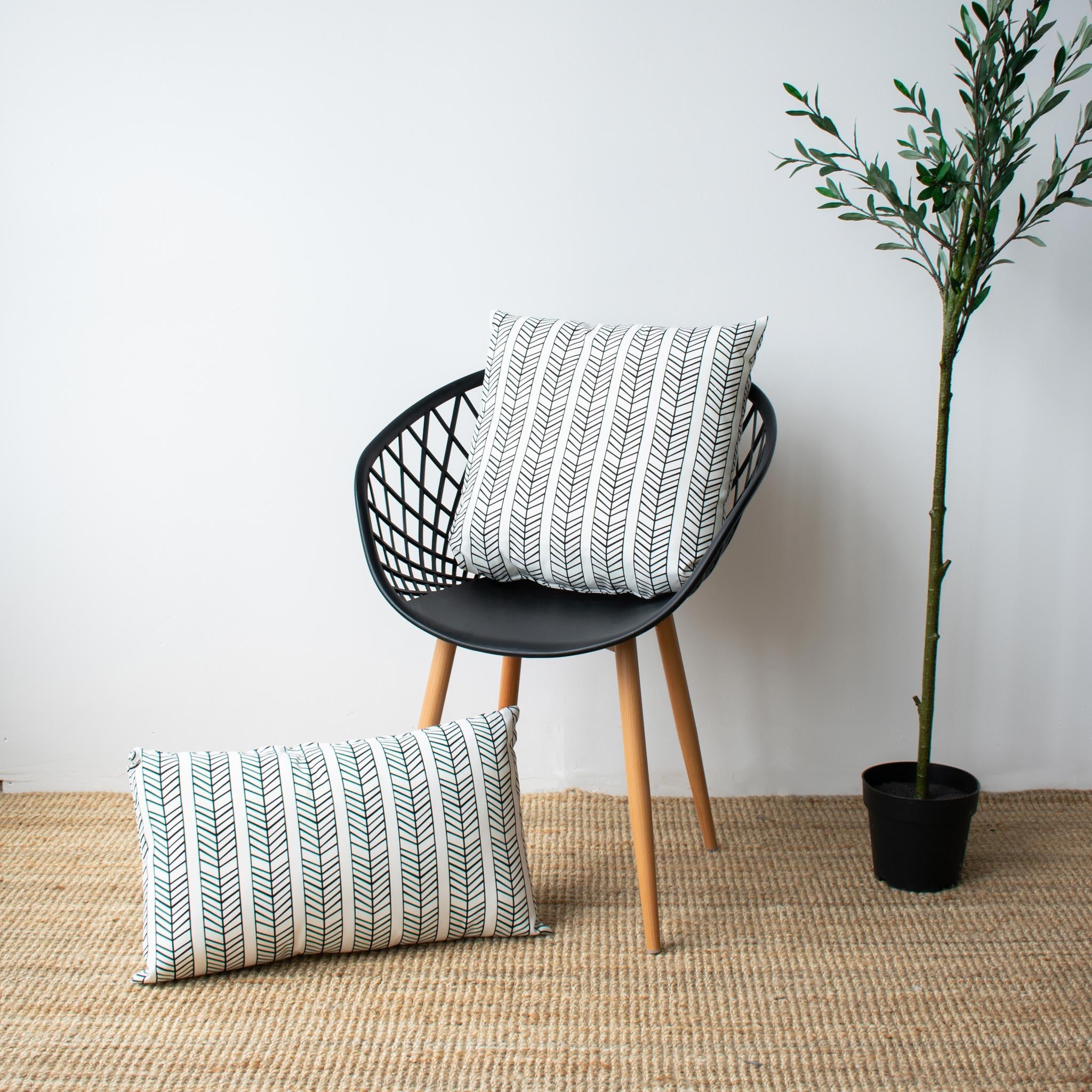 OUTDOOR PILLOW - BLACK AND WHITE 20"